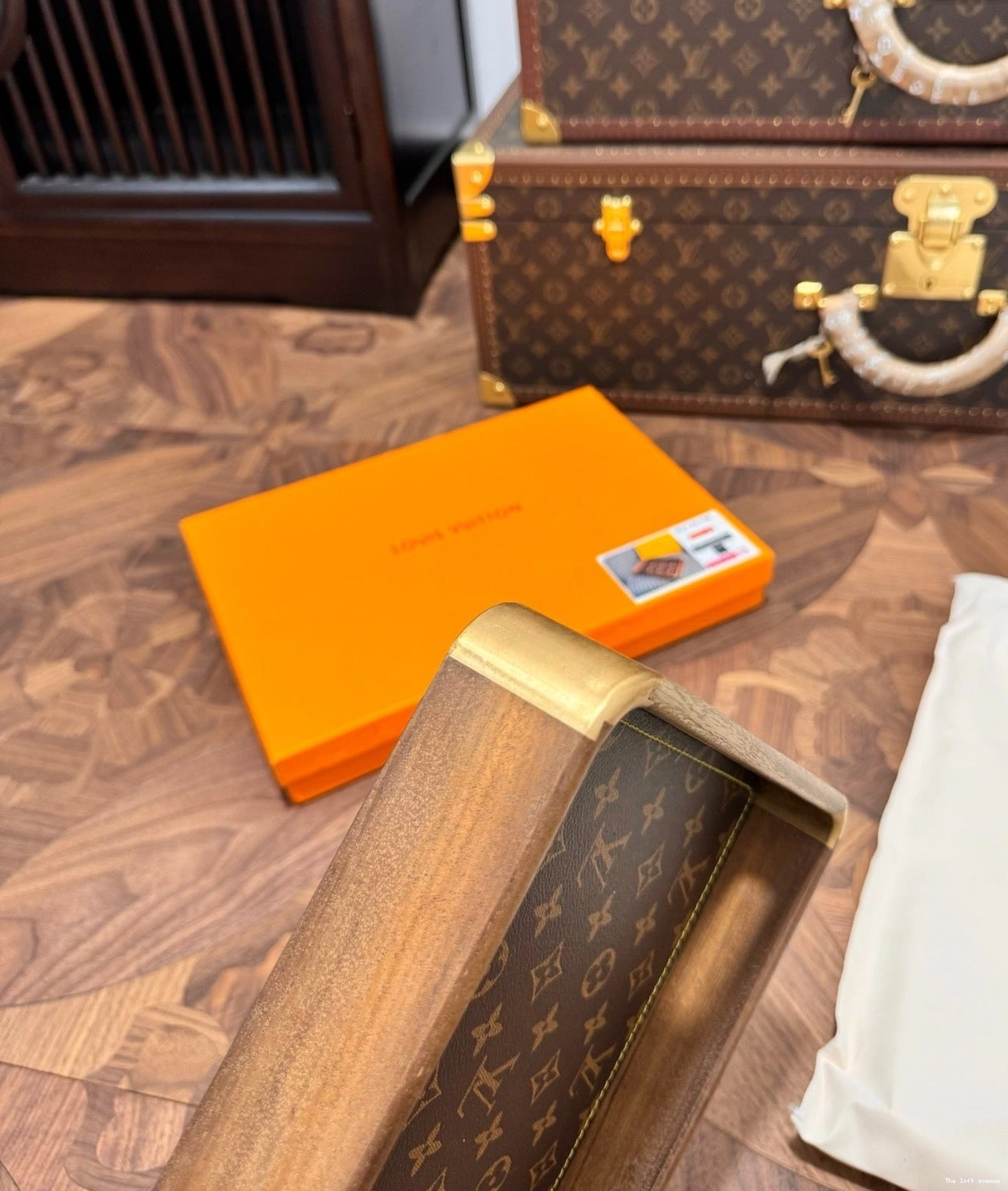 LV CUSTOM TRAY SERVING 0807
